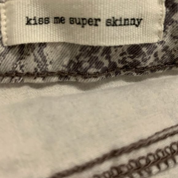 Jessica Simpson Kiss Me Super Skinny Jeans Gray Snakeskin Print Size 26 - Picture 10 of 11